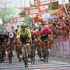 Giro d'Italia, a Tel Aviv sprint vincente di Viviani. Dennis toglie la rosa a Dumoulin