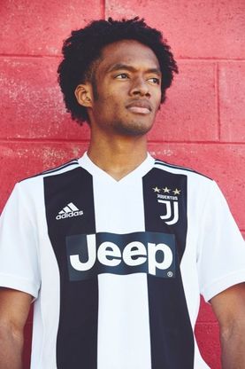 Juventus, ecco la nuova maglia: ha solo due strisce