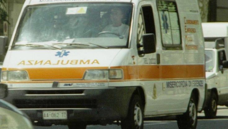 Braccio incastrato in un macchinario, in ospedale un operaio di Montemurlo
