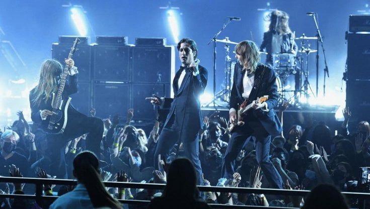 L'onda Omicron non ferma i concerti. "Maxi focolai". "No, basta la prudenza"