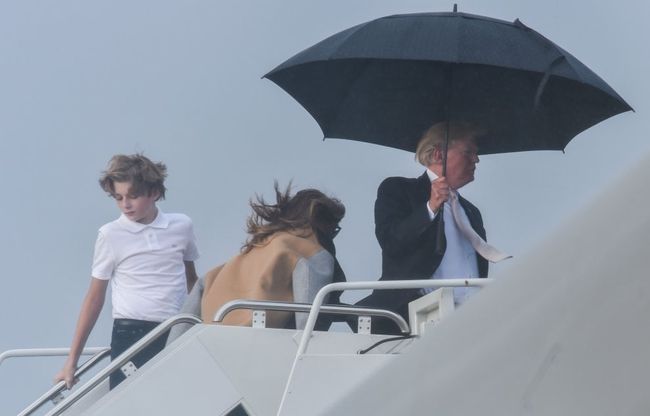 Trump, l'ombrello è tutto suo: Melania e il figlio restano sotto la pioggia
