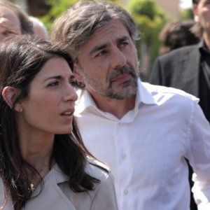 Comunali, Raggi all'attacco: "Renzi e Berlusconi non mettano le mani su Roma"