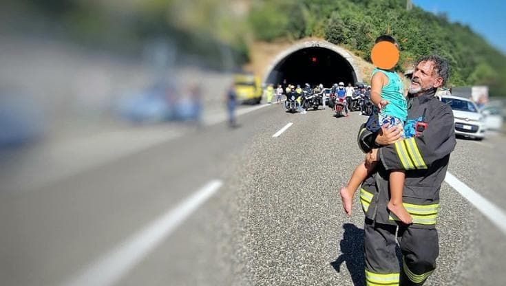 Auto prende fuoco, pompiere salva un bambino. Il piccolo: "Ti voglio bene, da grande farò il vigile"