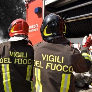 Valigia sospetta davanti all'Agi, gli artificieri la fanno brillare
