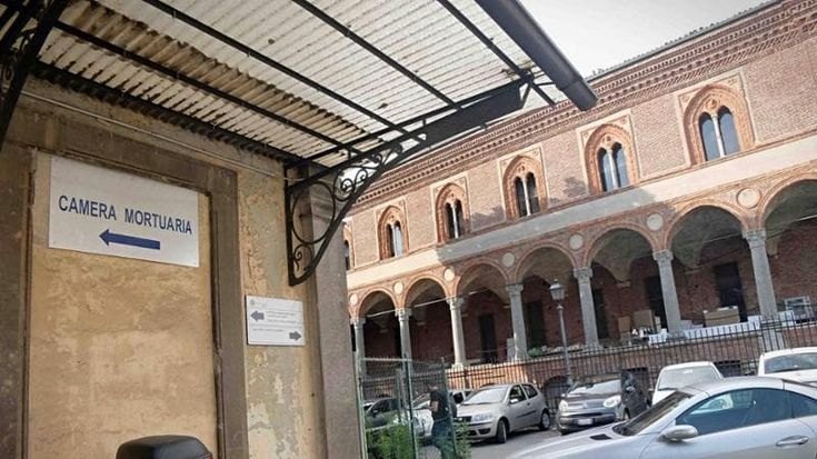 Rubavano i gioielli ai morti in obitorio: s’indaga su almeno 12 casi e sulla fuga di notizie
