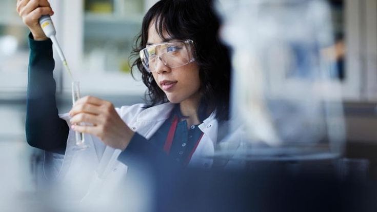 Pochi finanziamenti, ma l’Italia è sul podio della ricerca scientifica