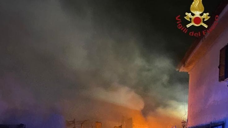 Paura a Piana del Sole, in fiamme un capannone: nessuna vittima
