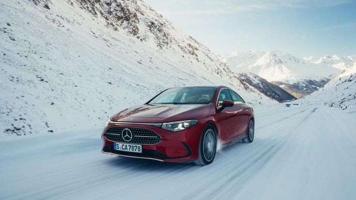 Mercedes CLA Hybrid, agile e silenziosa: la prova sulle montagne austriache con la 200 4Matic