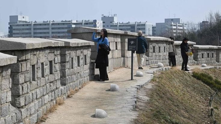 Seul, effetto Oscar. Il parco di K-Pop Demon Hunters fa il pieno di turisti. “Un ponte Est-Ovest”