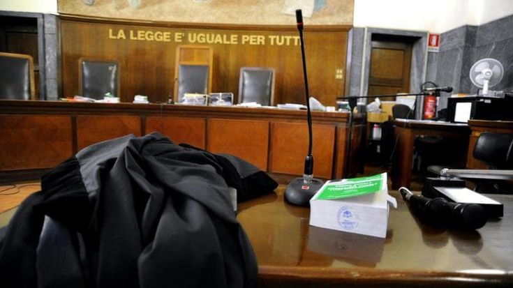 Botte alla compagna avvocata, arrestato uomo d’affari iraniano: a Dubai le ha fratturato la mascella