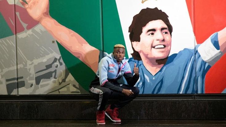 Stazione della Cumana in piazzale Tecchio, dicembre 2020: l’omaggio di Osimhen a Maradona