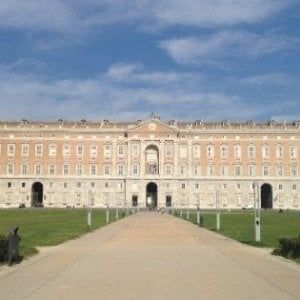  Reggia di Caserta: cade una lanterna dell'800, al via il restauro