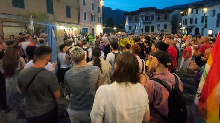 Omicidio di Camaiore, un grido dalla piazza: “Una legge contro l’odio”