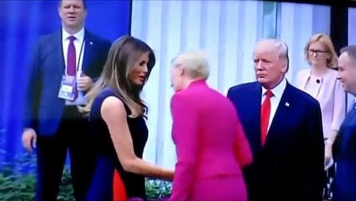 Varsavia, first lady polacca irrita Trump: lo ignora per salutare Melania