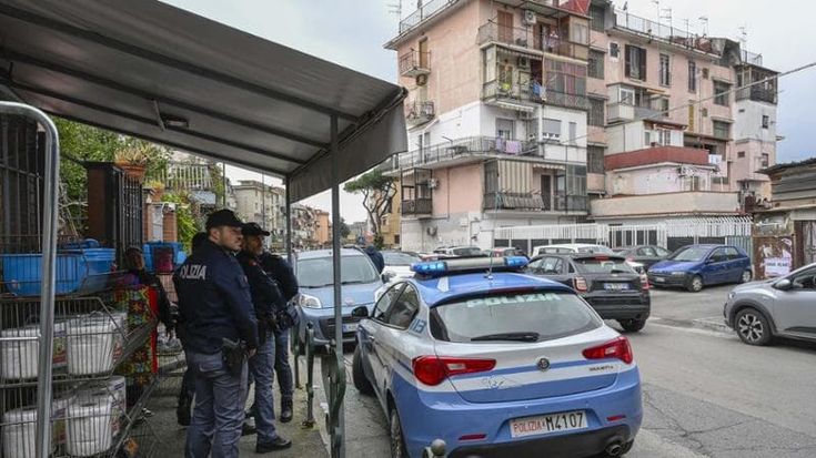Napoli, agguato a cento metri da una scuola, ucciso con 4 colpi il nipote del boss
