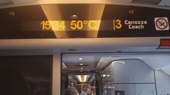 Treno Italo fermo tra Napoli e Roma, 500 passeggeri bloccati: "Nei vagoni 50 gradi"