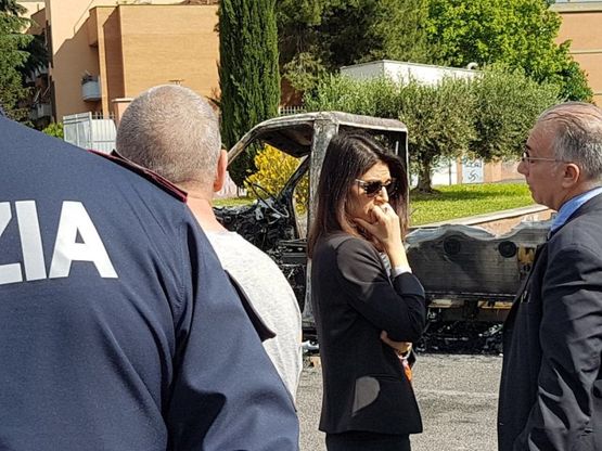 Roma, incendio camper a Centocelle: Raggi sul posto