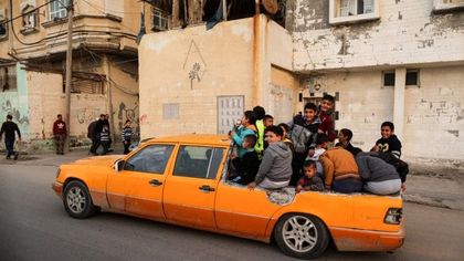 Taxi limousine per far giocare i bambini palestinesi