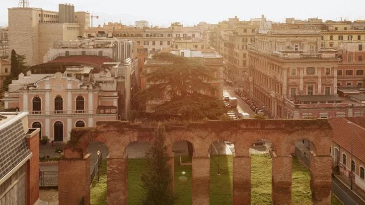 La memoria scorre tra le rovine