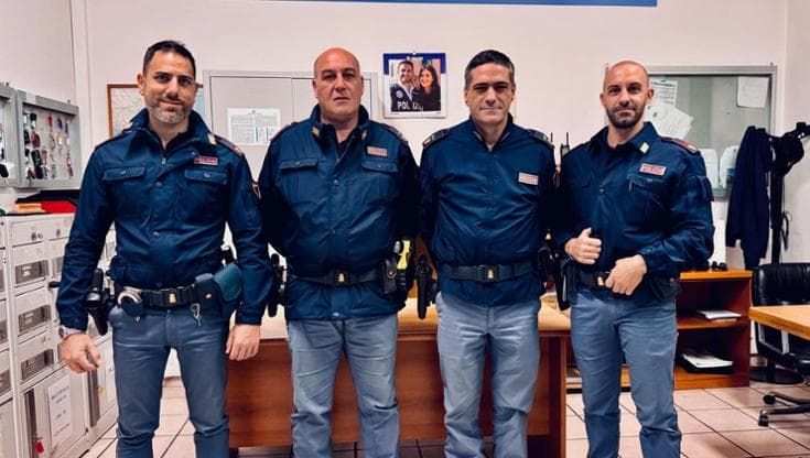 Con un messaggio alla fidanzata annuncia il suicidio e sparisce: agenti lo localizzano e lo salvano