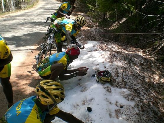 Allenamento con sorpresa: i ciclisti del Ruanda vedono per la prima volta la neve