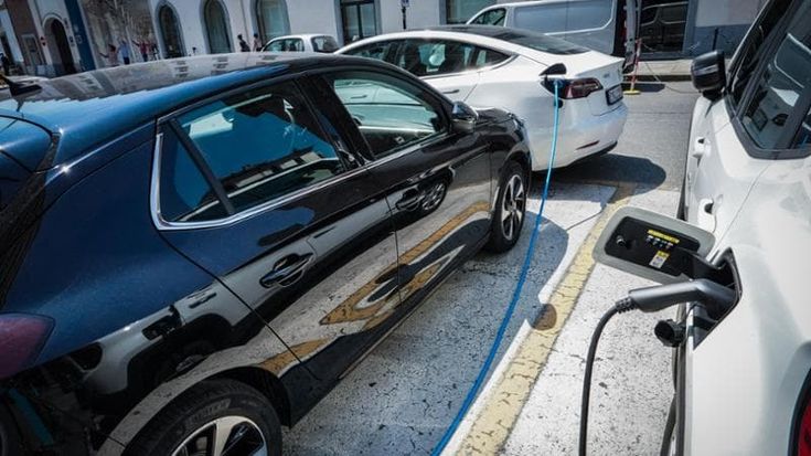 Napoli, strisce blu e permessi Ztl: per le auto “green” prezzi in aumento