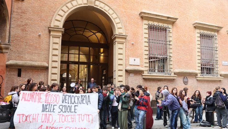 Minghetti occupato, gli studenti lanciano una raccolta firme: “Ritirare le sanzioni disciplinari”