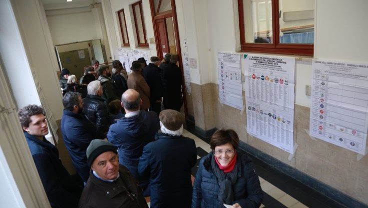 Elezioni regionali, premio di maggioranza a rischio per chi vince nella sfida tripolare 