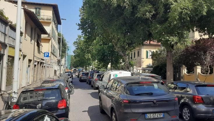 Ponte al Pino, scattata la chiusura. Code di auto, ma per ora evitato il blocco