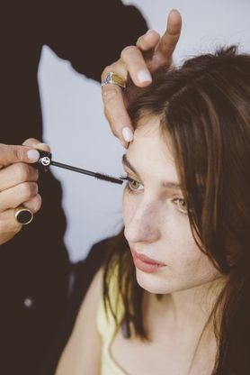 Il trucco di Alice Pagani nel backstage della sfilata di Emporio Armani 