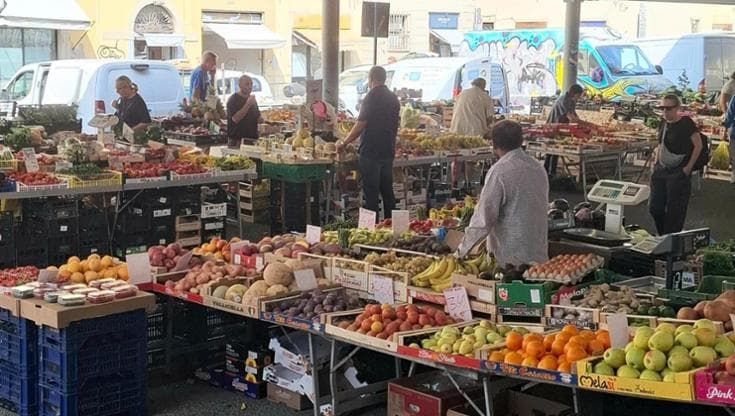Viaggio nei mercati, tra zucchine che non si trovano e pomodori con prezzi alle stelle