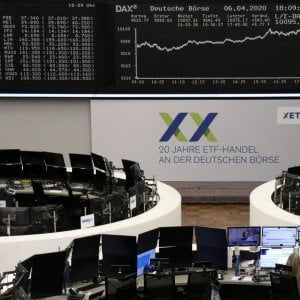 Milano scivola in rosso nel finale (-0,3%): pesa la risalita dello spread. Wall Street crede nel calo dei contagi
