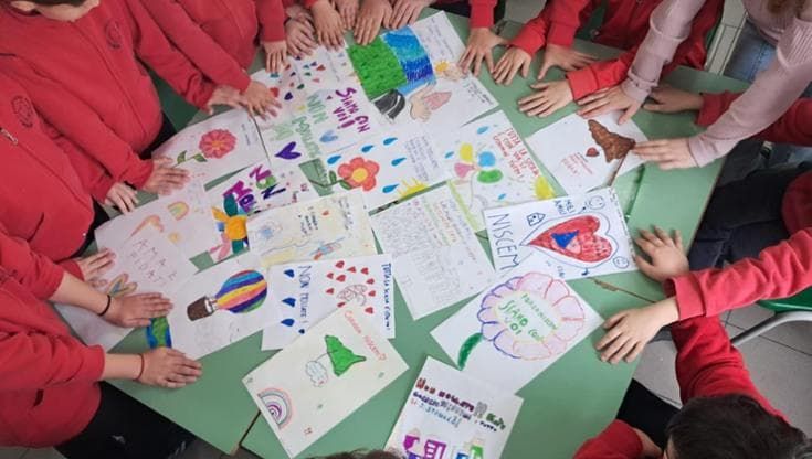Un abbraccio a distanza con disegni e matite colorate, i bambini di Catania solidali con Niscemi
