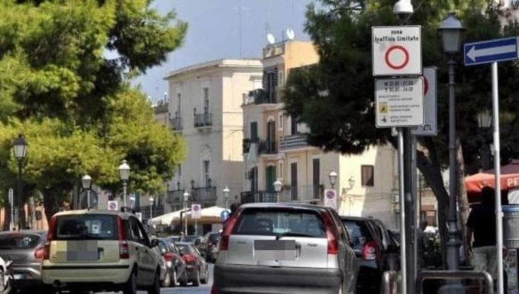 Bari vecchia, varchi Ztl attivi 24 h ma i residenti chiedono di più: “Stop a moto e monopattini”