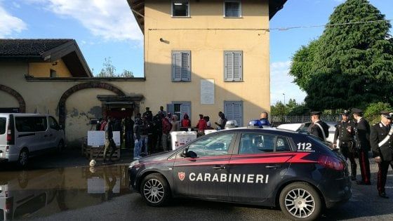 Rivalta, i rifugiati bloccano la strada: cibo scadente e lunghe attese per i documenti