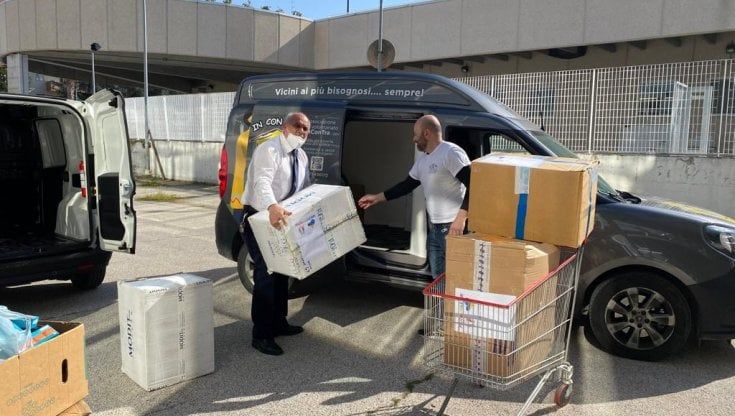 Solidarietà, i vigili di Bari donano i prodotti sequestrati ai venditori abusivi: cibo e vestiti per i bisognosi