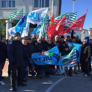 Eni, la protesta si allarga a Siracusa: in strada gli operai del petrolchimico di Priolo Gargallo