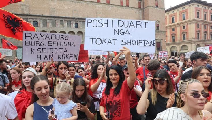 Gli albanesi di Bologna in piazza: “No al resort dei Trump”