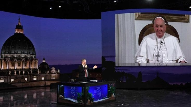 Francesco e la rivoluzione dell’immagine: da Fazio a Sanremo, la presenza contro l’oblio