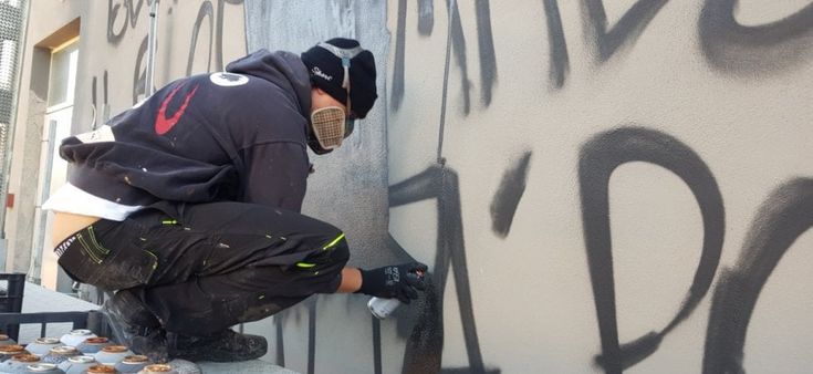 Il pugno di Tommie Smith: così Jorit ha trasformato il palazzetto dello sport di Rende