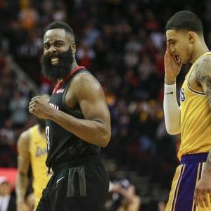 Basket, Nba: Harden e Gordon schiantano i Lakers, Houston vince all'overtime