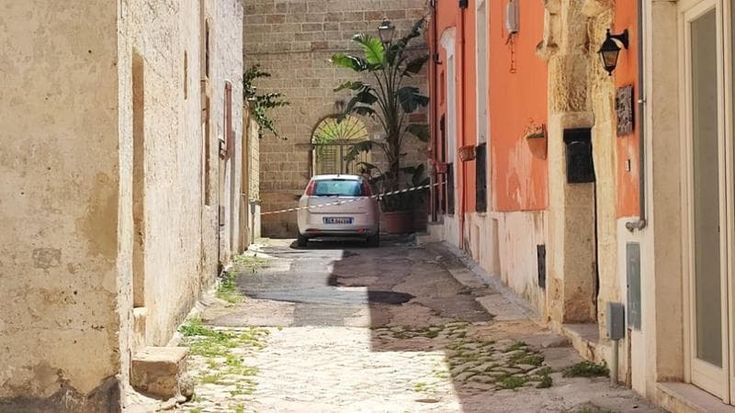 Paura a Nardò: ipovedente picchiato a sangue da un giovane entrato in casa con un pretesto, è caccia all’aggressore
