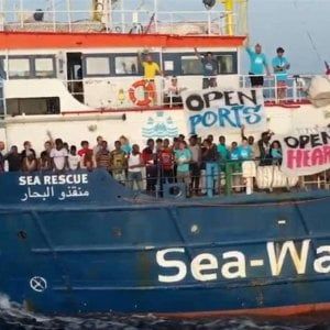 Salvataggi in mare, urgente far sbarcare i 400 migranti e i rifugiati soccorsi nel Mediterraneo centrale  