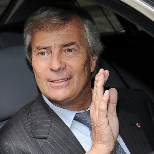 Il piano Bolloré-Berlusconi per portare Mediaset sotto le insegne francesi
