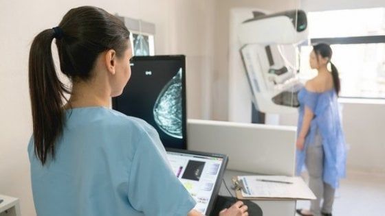 Tumori al seno, a 2 medici baresi premio 'Umberto Veronesi': "Umanità ed empatia"