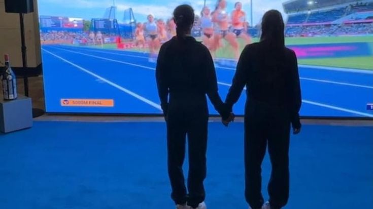 Battocletti-Majori, la tenera stretta di mano dopo le medaglie nei 5.000 agli Europei di atletica