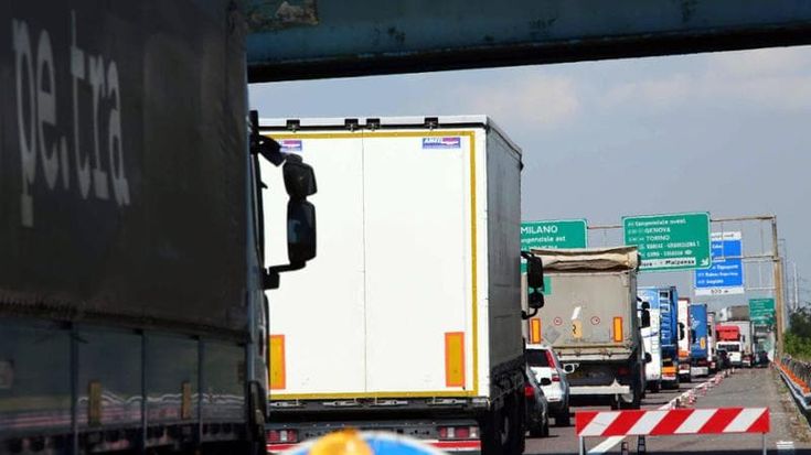 Lodi, furgone tampona due tir fermi per incidente sulla A1: morto un corriere di 35 anni. Traffico in tilt, code di chilometri anche per i curiosi che si fermano
