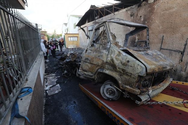 Palermo: camper a fuoco, quattro vigili del fuoco feriti in esplosione