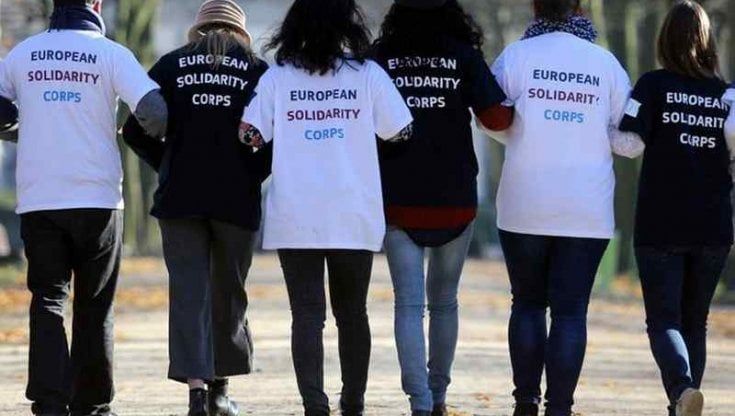Volontariato, Corpo Europeo di Solidarietà: tutte le opportunità finanziate dall’UE per giovani fino a 30 anni
