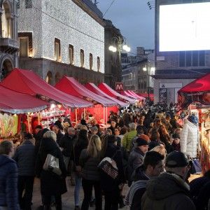 Milano, BiancoInverno accende il Natale: cento eventi fra luminarie e piste di pattinaggio